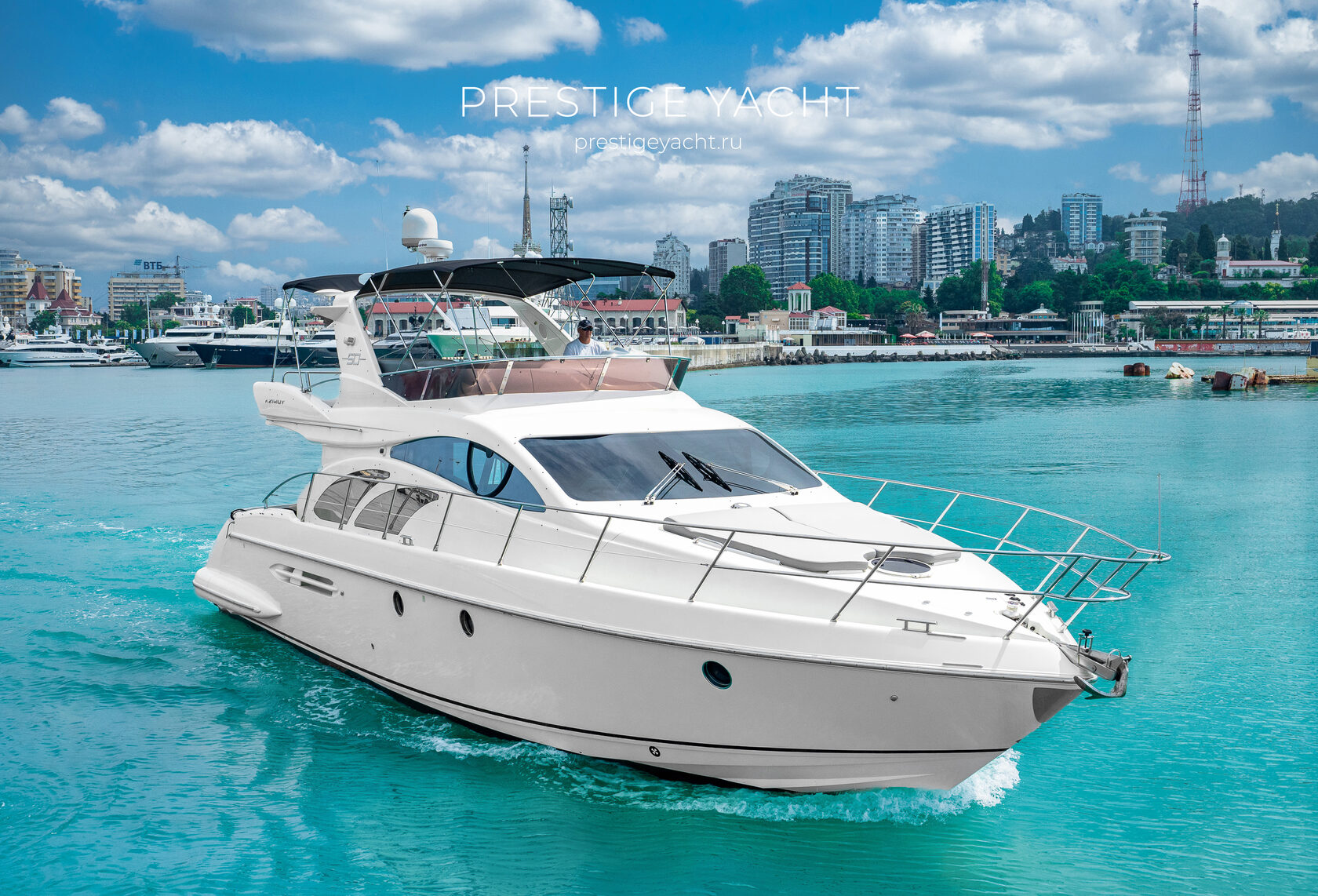 Роскошная яхта Azimut 50 в море у побережья Сочи